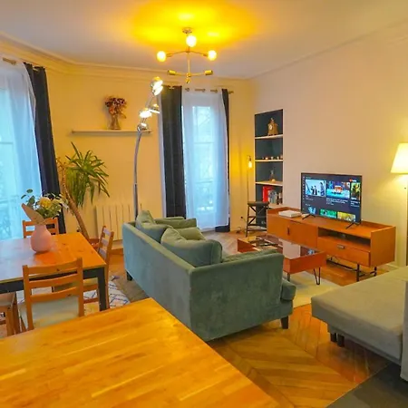 6 Bright Cozy Moulin Rouge Apartment