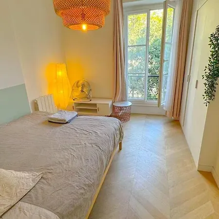 6 Bright Cozy Moulin Rouge Apartment