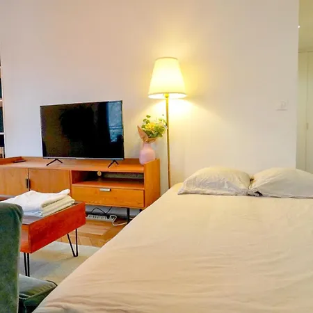 6 Bright Cozy Moulin Rouge Apartment *